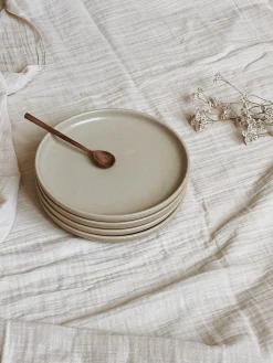 Assiette en grès “sable”