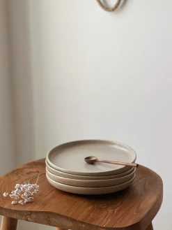 Assiette en grès “sable”