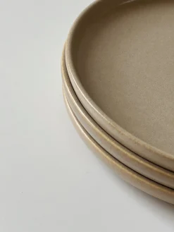 Assiette en grès “sable”