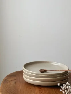 Assiette en grès “sable”
