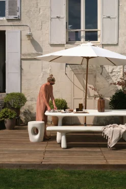 Banc en résine blanche