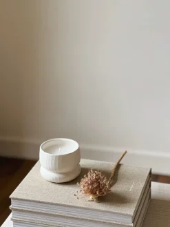 Bougie parfumée pot texturé blanc