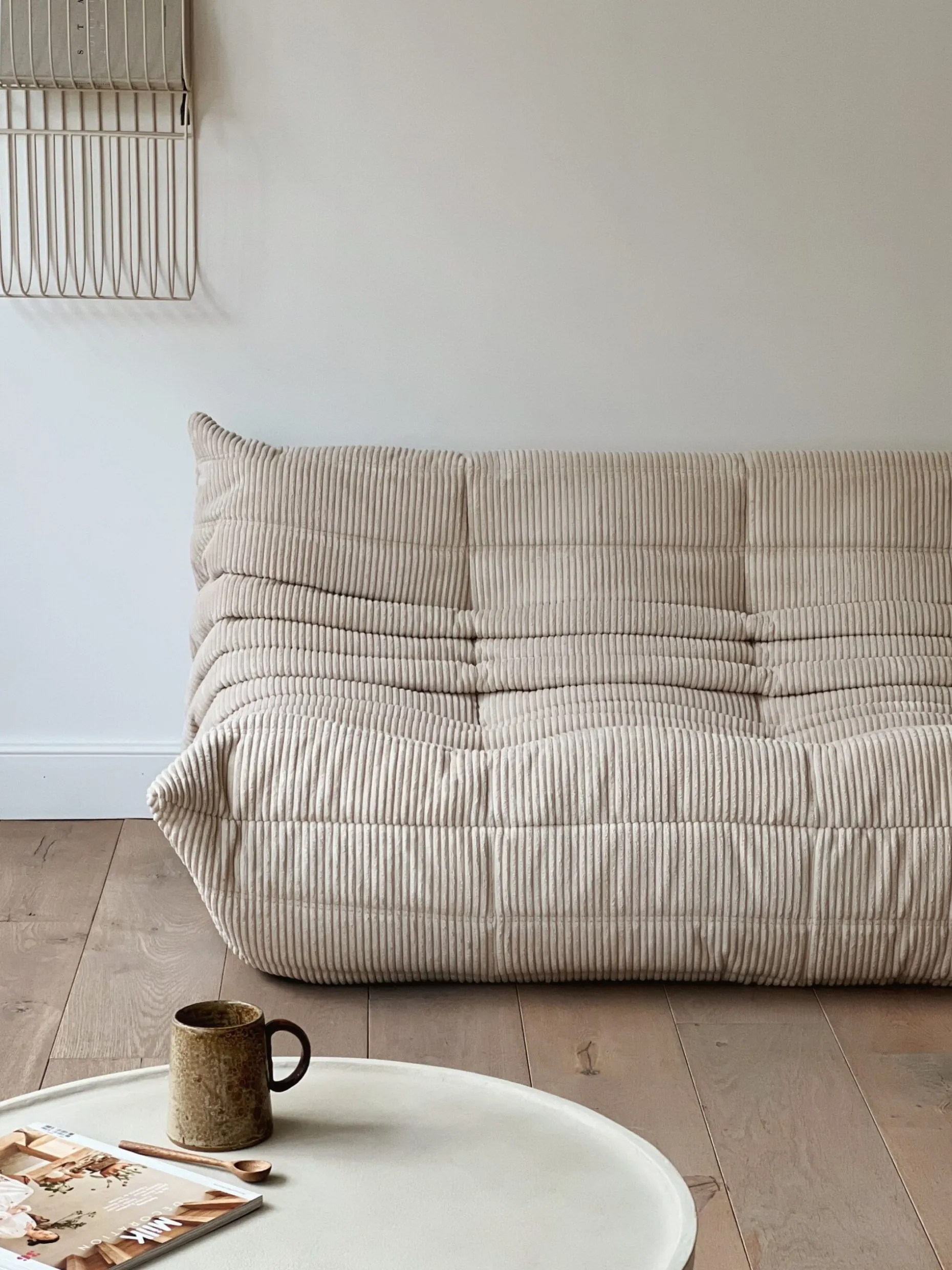 Canapé “Togo” vintage 3 places velours côtelé écru