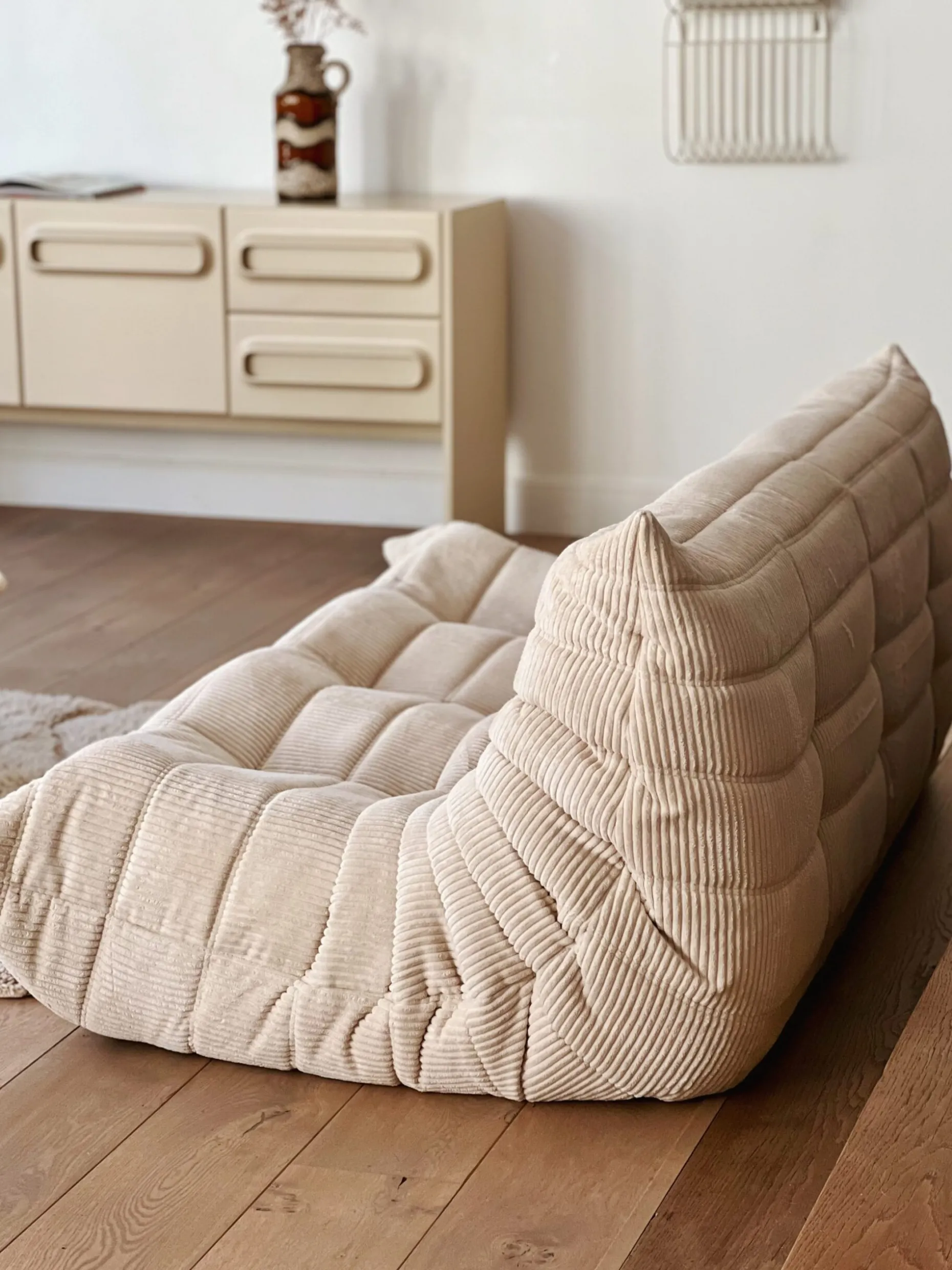 Canapé “Togo” vintage 3 places velours côtelé écru