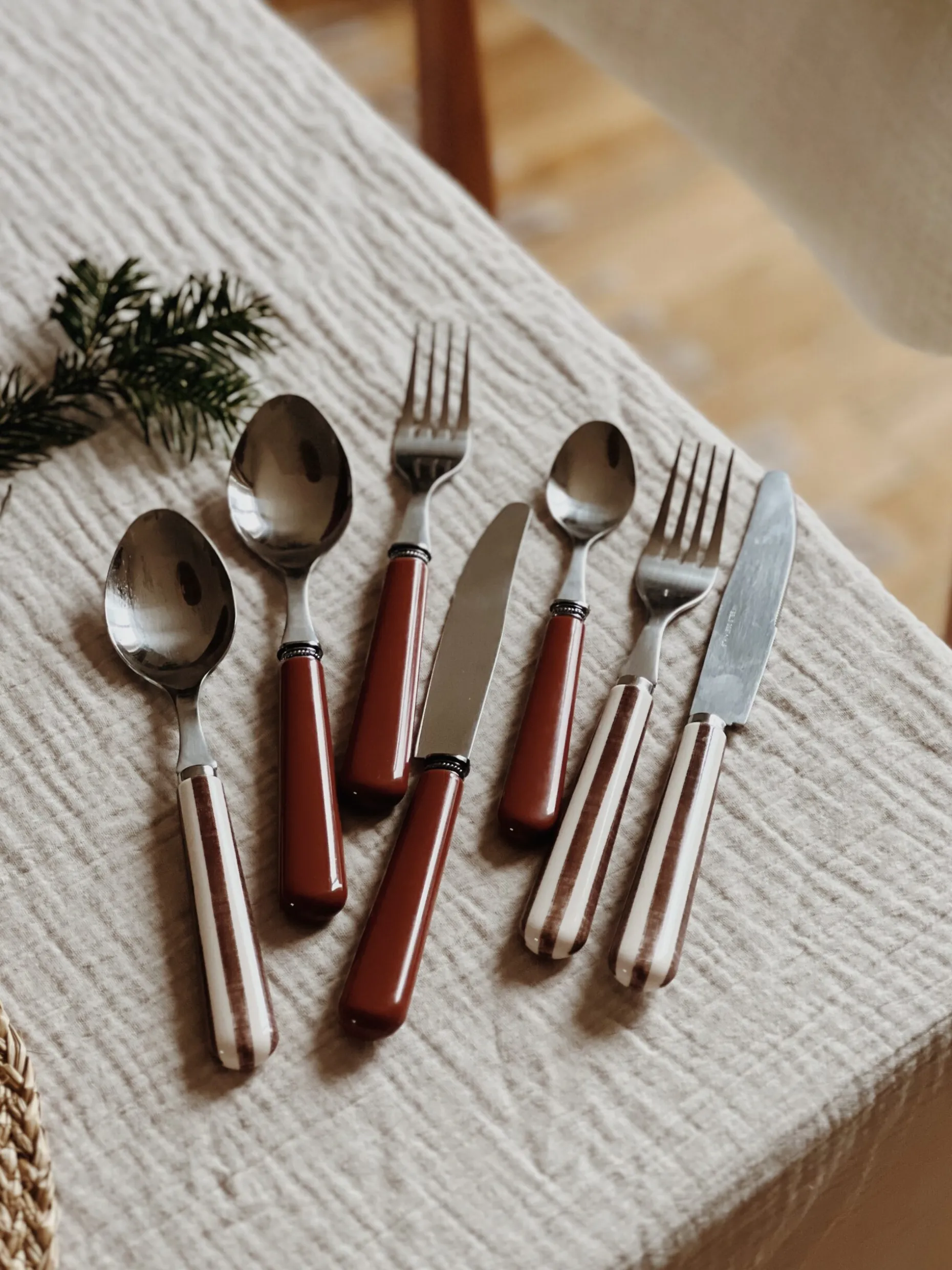 Coffret 24 couverts de couleur