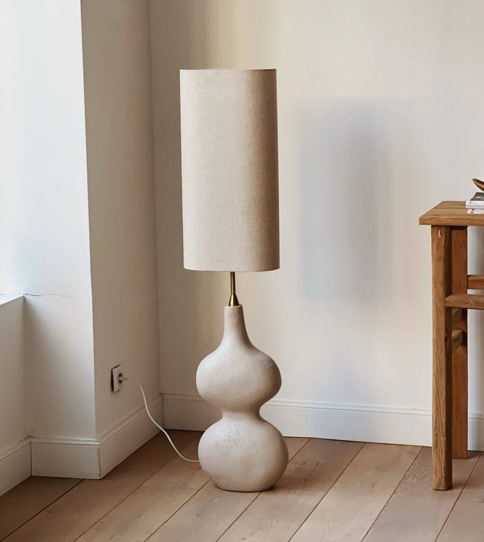 Lampadaire avec pied organique beige