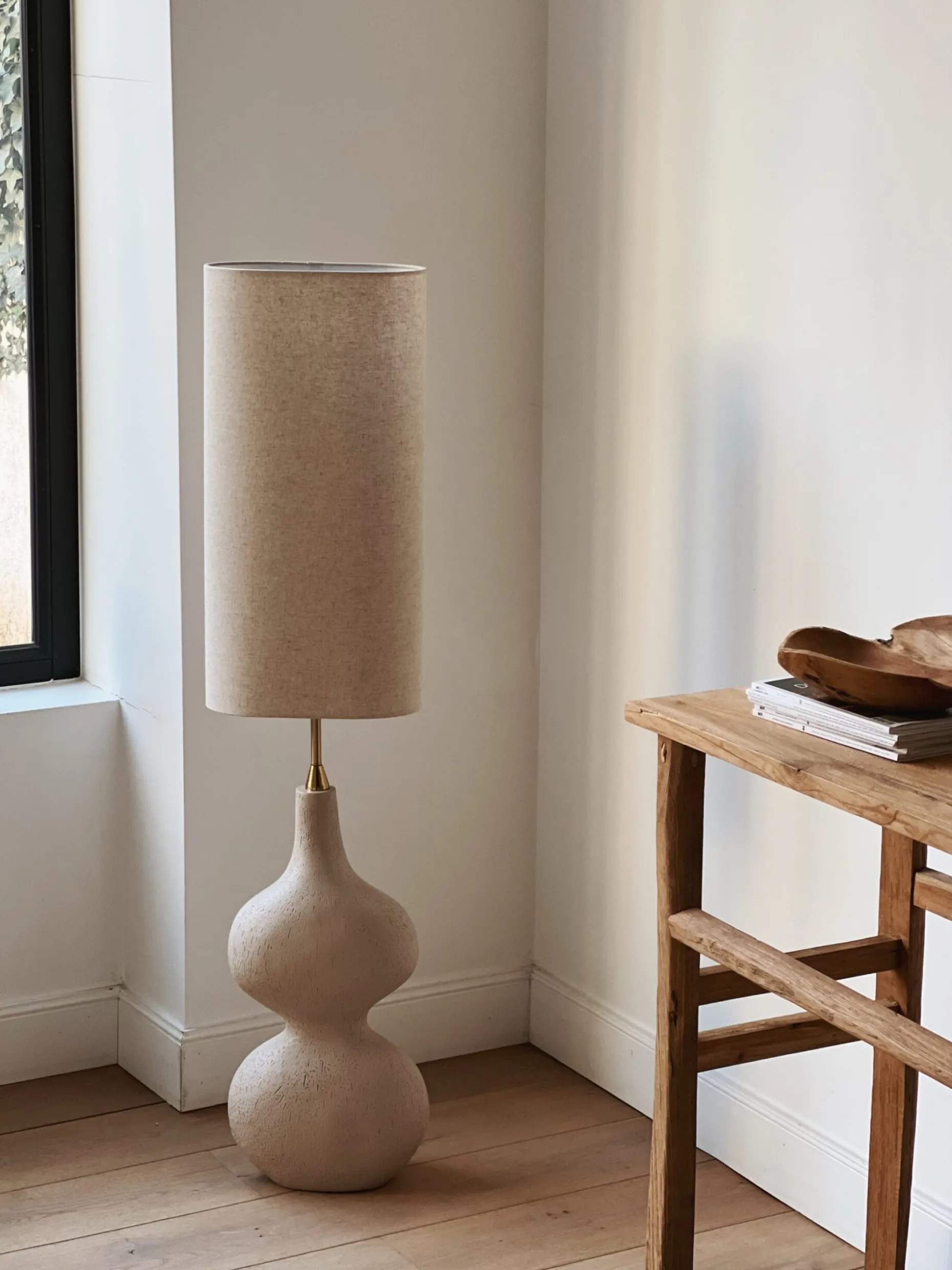 Lampadaire avec pied organique beige