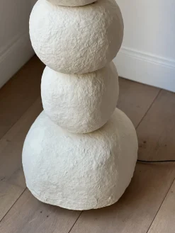 Lampadaire boule en papier mâché