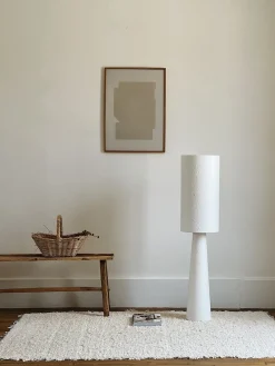 Lampadaire en papier mâché blanc