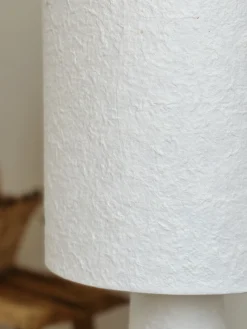Lampadaire en papier mâché blanc