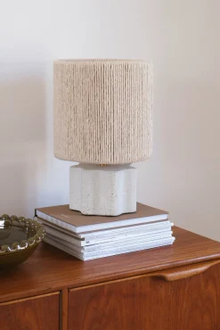 Lampe à poser artisanale en béton