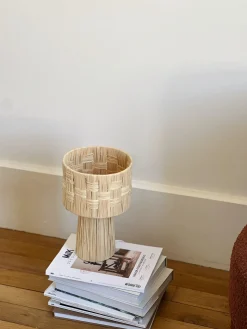 Lampe à poser en raphia