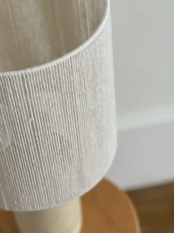 Lampe en grès “Isaure” avec abat jour tissé écru