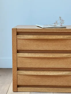 Meuble bas en bois à tiroirs