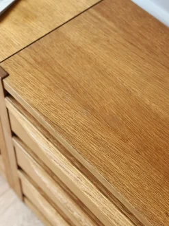 Meuble bas en bois à tiroirs