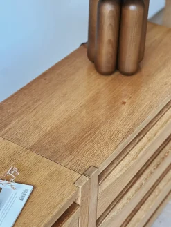 Meuble bas en bois à tiroirs