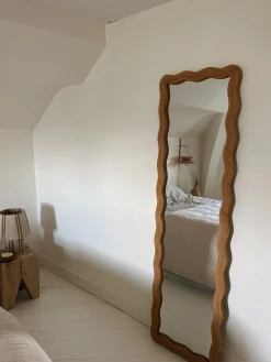 Miroir en rotin en forme de vague