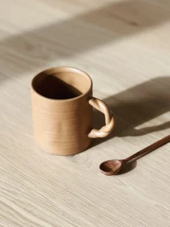 Mug en grès avec anse torsadée