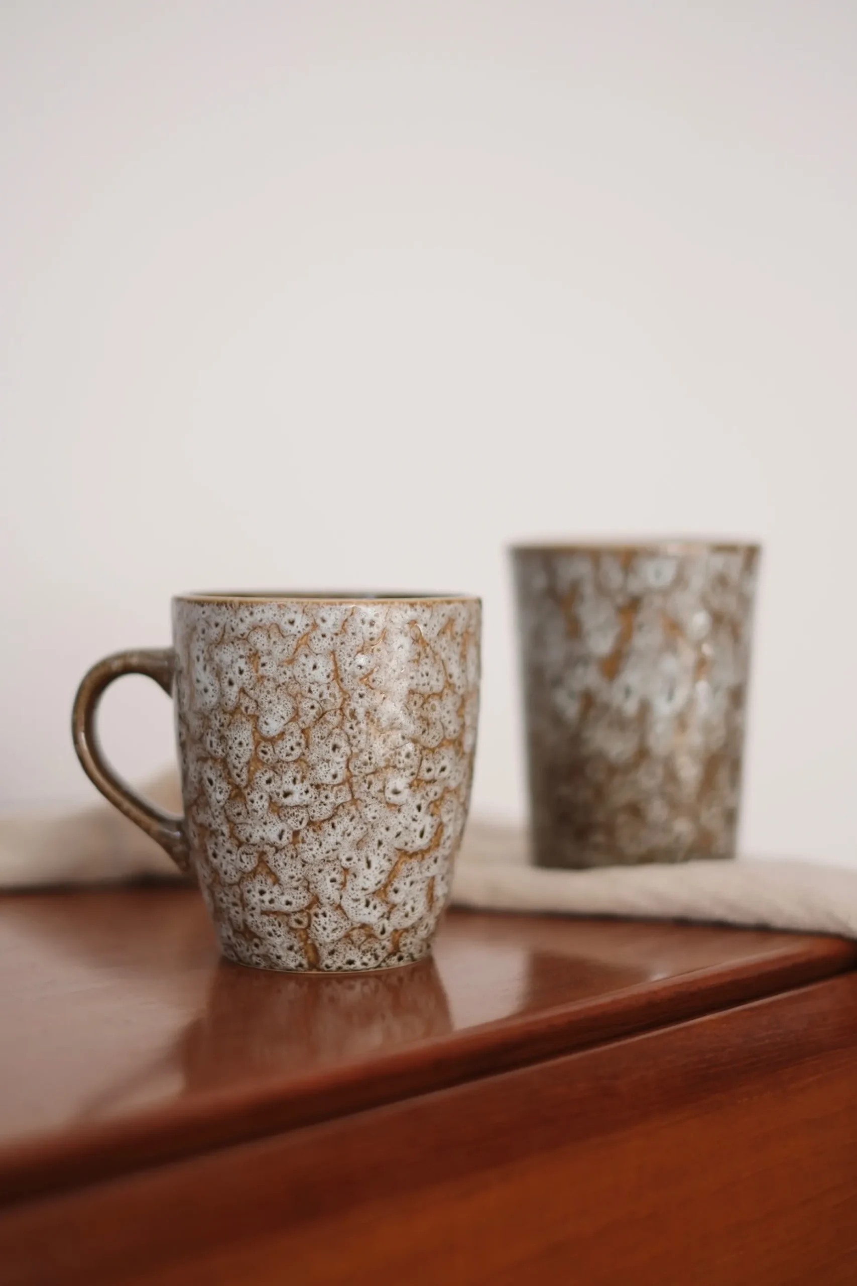Mug rustique en grès émaillé – 2 modèles