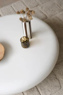 Table basse forme organique en microciment