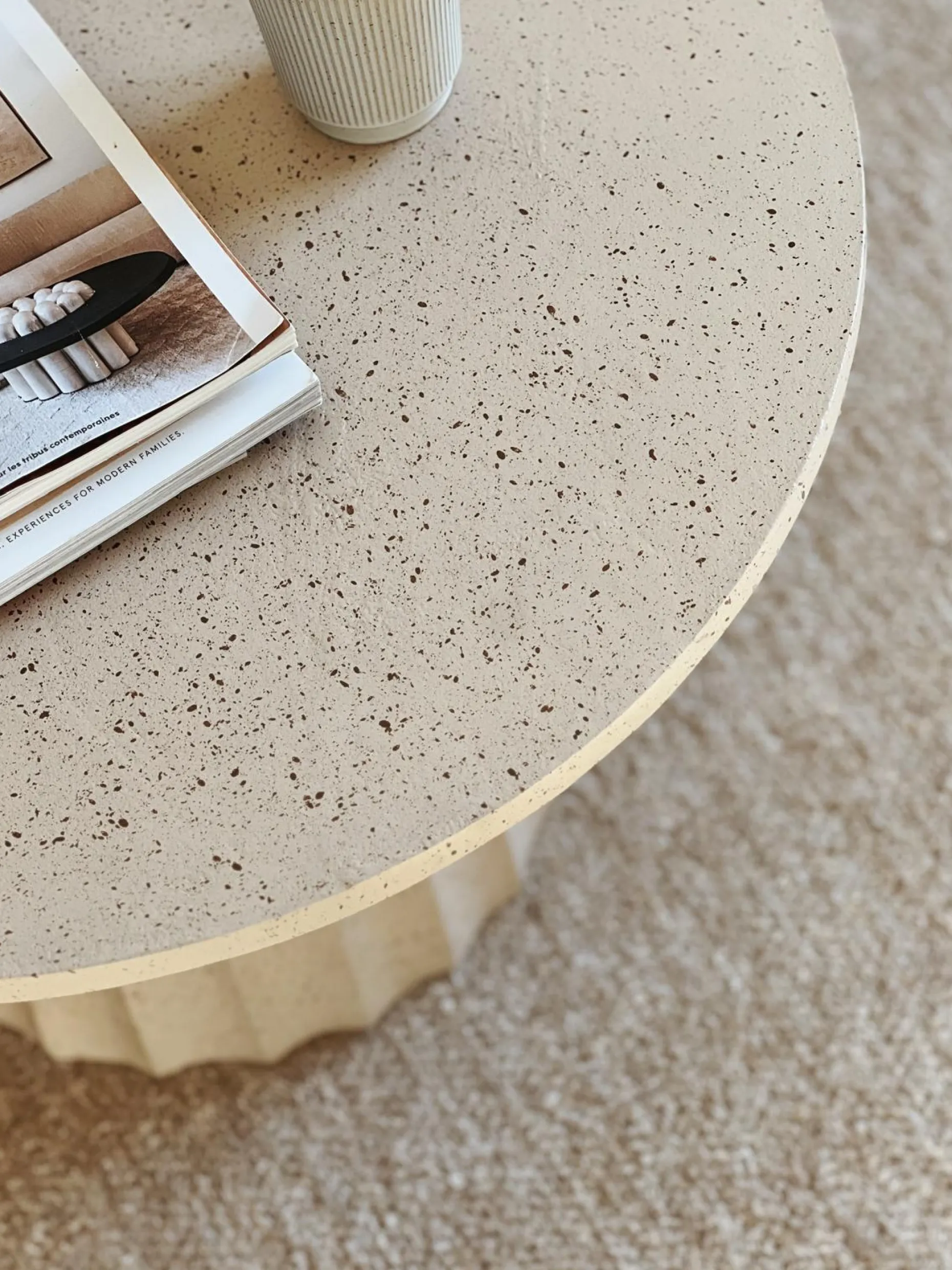 Table d’appoint design moucheté