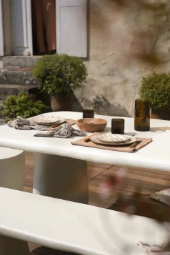 Table de jardin en résine blanche