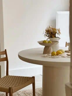 Table ronde de salle à manger – enduit à la chaux