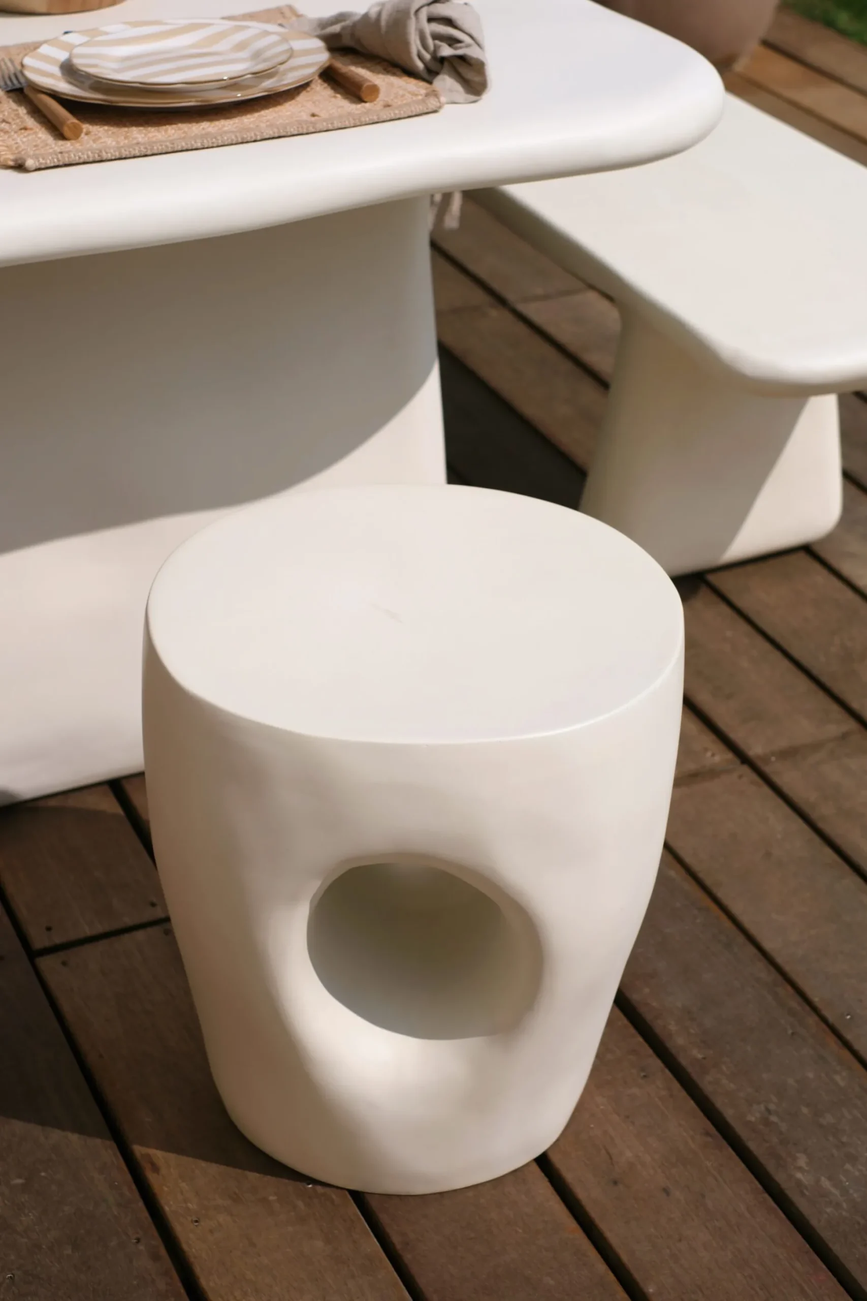 Tabouret en résine blanche